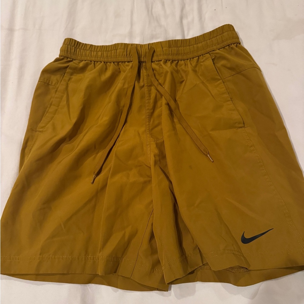 Nike Men's dry fit Mustard Athletic Shorts small